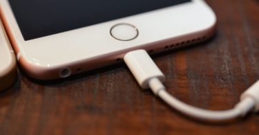 Apple sluchátka s Lightning konektorem